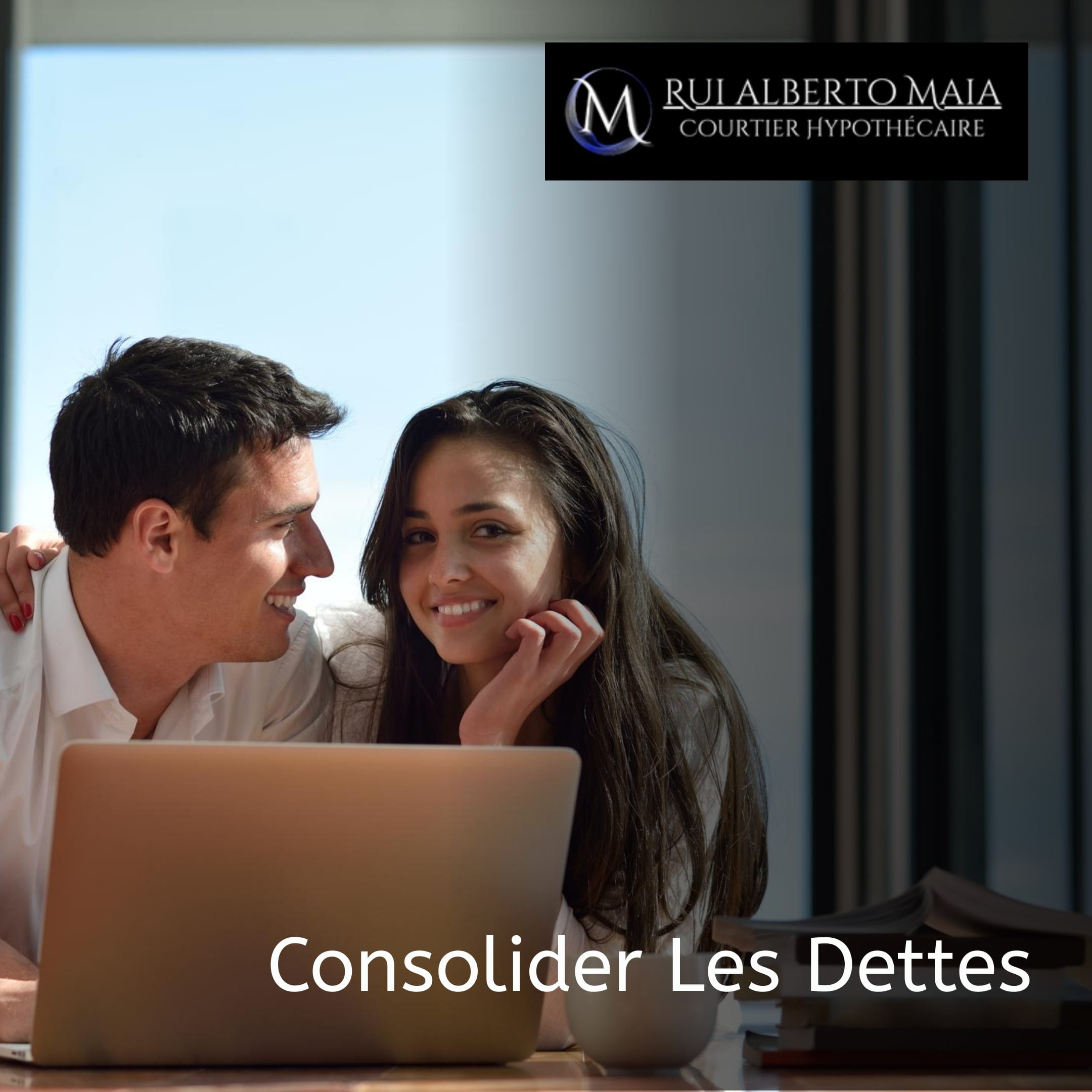 Un couple souriant travaillant sur un ordinateur portable, symbolisant les avantages de consolider les dettes pour réduire le stress financier et simplifier la gestion.