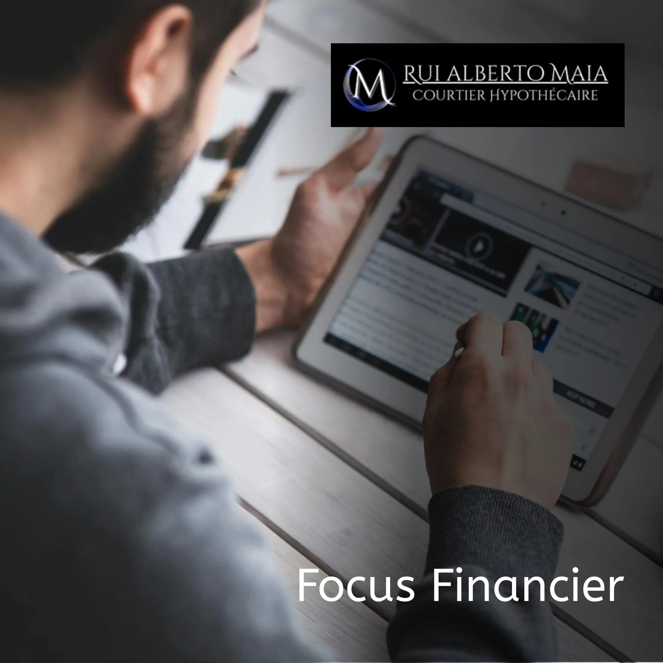 Un homme travaillant sur un ordinateur portable avec le logo de Rui Alberto Maia, Courtier Hypothécaire, et le titre Focus Financier en arrière-plan.