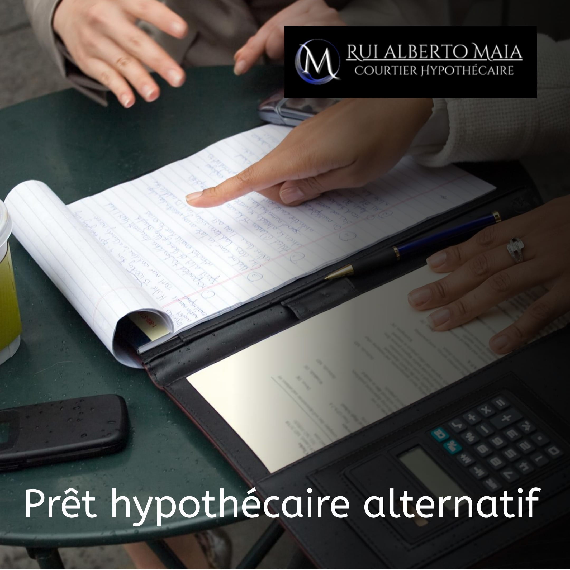 Un courtier hypothécaire en train de conseiller un client sur un prêt hypothécaire alternatif, accompagné de documents financiers.