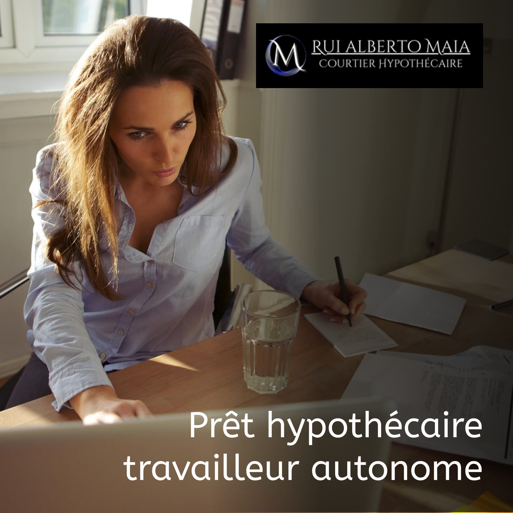 Femme professionnelle travaillant à un bureau, représentant les solutions de prêt hypothécaire travailleur autonome, avec le logo Rui Alberto Maia Courtier Hypothécaire