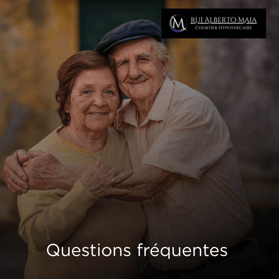 Couple âgé souriant à la maison, représentant les questions fréquentes sur le calcul d’hypothèque inversée.
